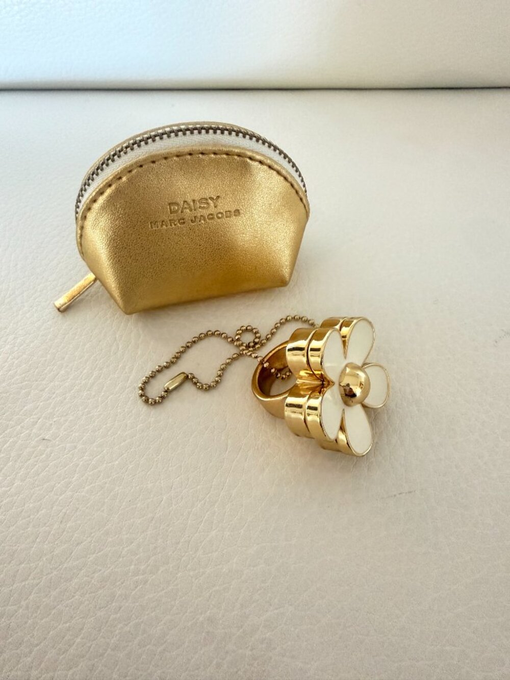 MARC JACOBS DAISY SOLID PERFUME RING & MINI GOLD POUCH SET COLLECTIBLE - Picture 2 of 5